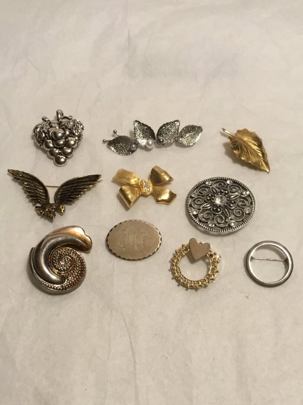 Very nice lot of 10 vintage, large brooches
